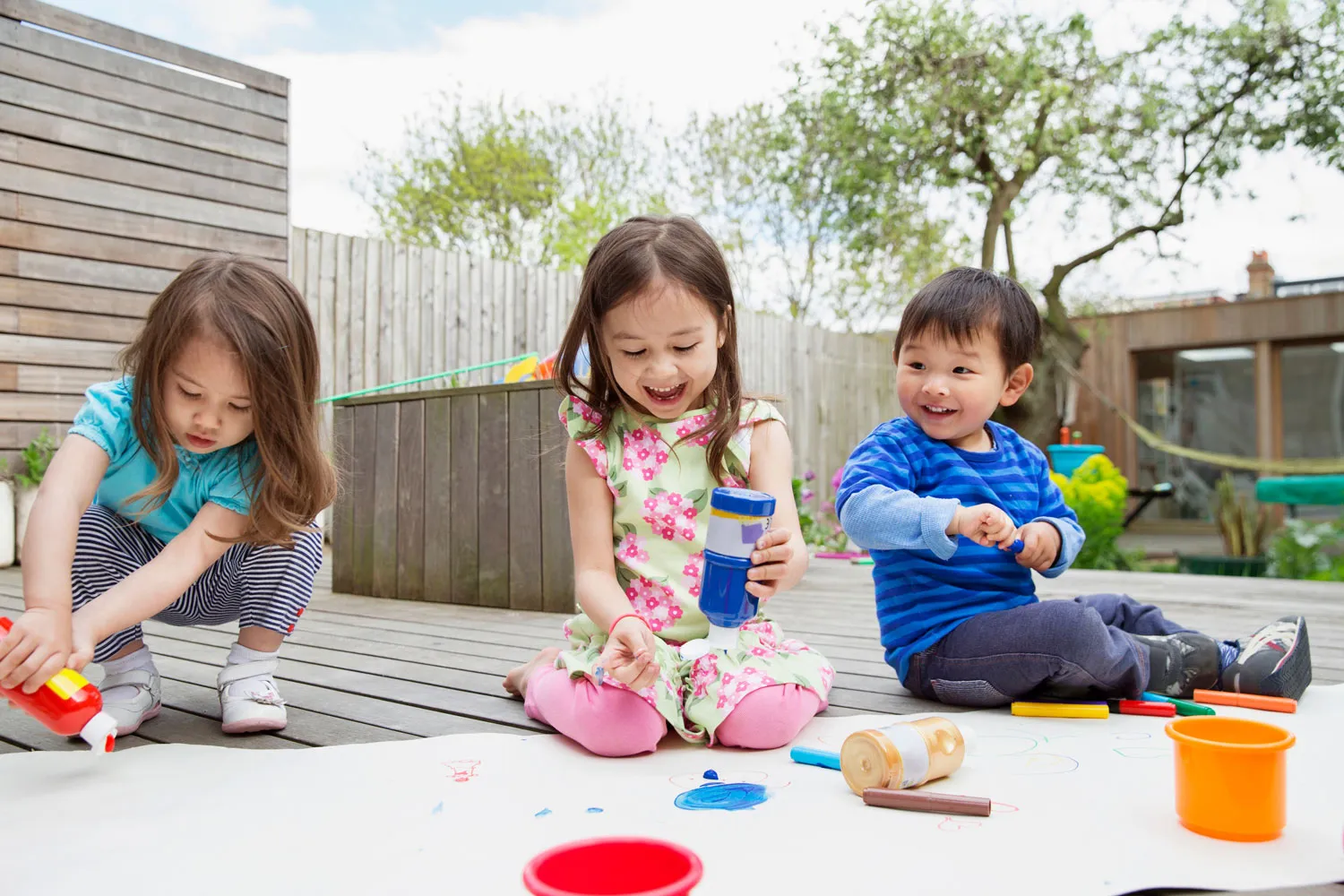 three young children painting and drawing in garde 2022 03 07 23 57 18 utc